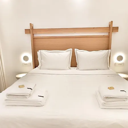 Ξενοδοχείο με διαμερίσματα Delmar Syros 5*